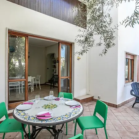 Holiday home Stunning In With Kitchen